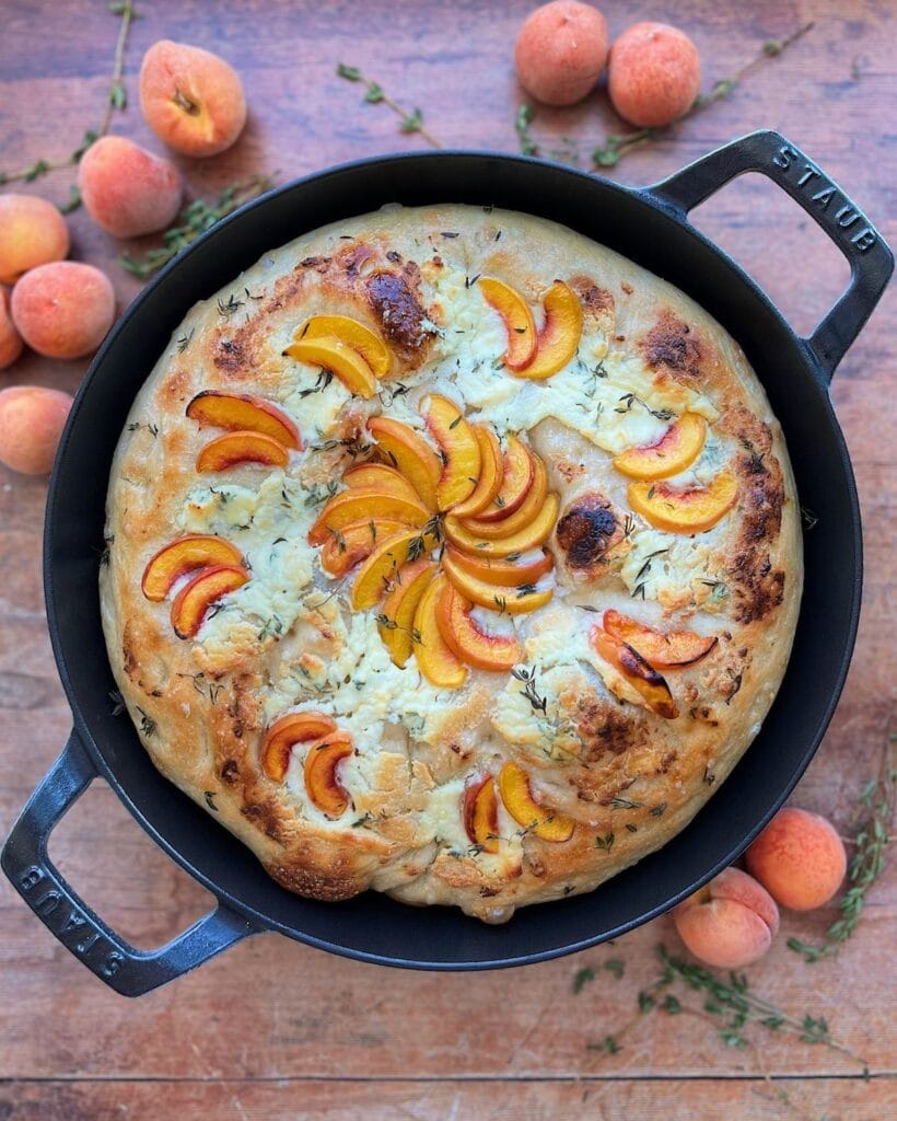 Focaccia in a pan with peaches.